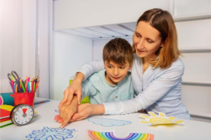 criança com autismo realizando terapia para obtenção do benefício LOAS